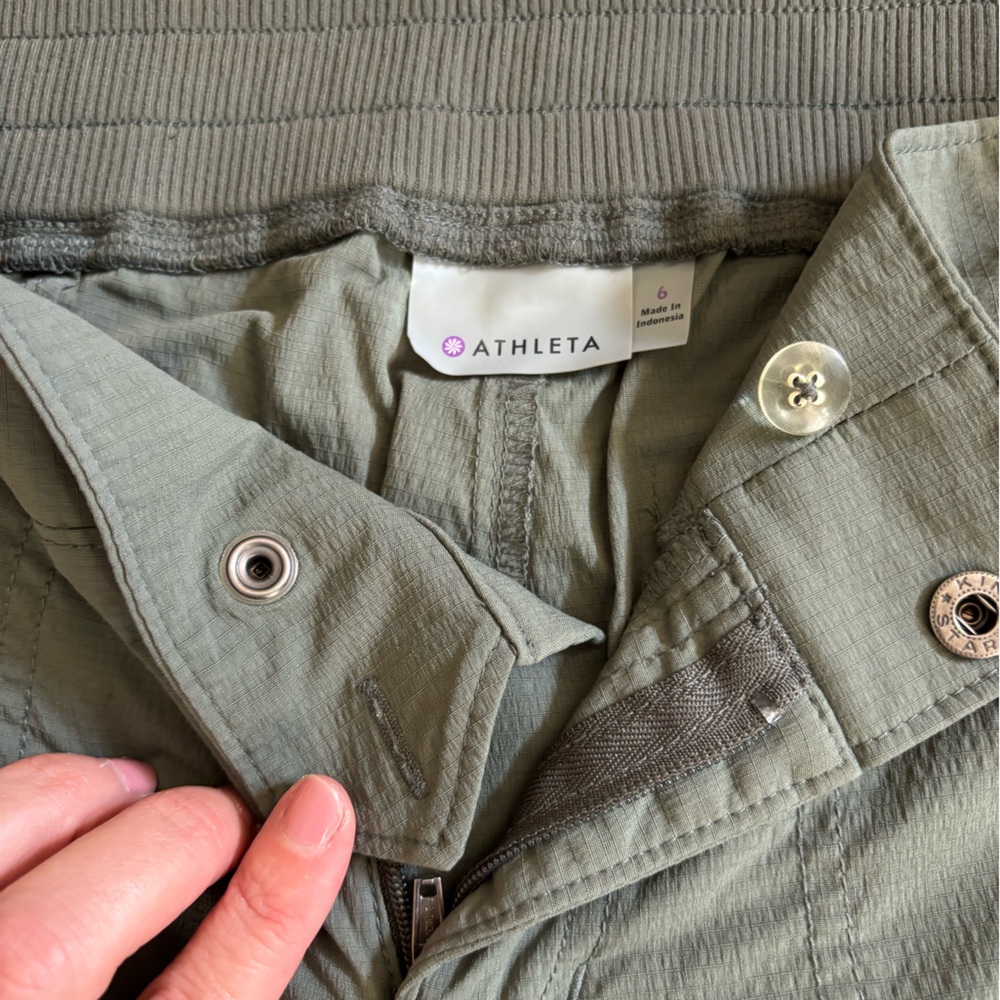 Athleta Trekkie ripstop cuffed shorts- size 6 - Picture 4 of 4
